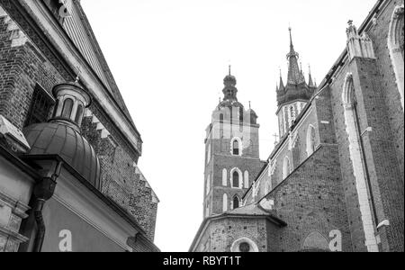 Schwarz-weiß Foto von der Marienkirche in Krakau, Polen Stockfoto