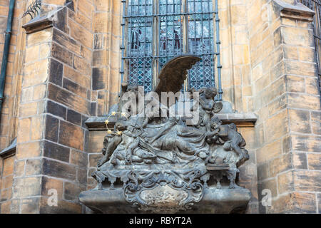Statue des Hl. Johannes von Nepomuk nationalen Saint der Tschechischen Republik an der südlichen Außenwand des St. Veitsdom in der Prager Burg entfernt. Stockfoto
