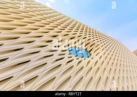 Los Angeles, Kalifornien, Vereinigte Staaten - 9. August 2018: perspektivische Ansicht des futuristischen Struktur der Breiten, ein Museum für zeitgenössische Kunst auf der Grand Avenue in Downtown LA. Architektur Hintergrund. Stockfoto