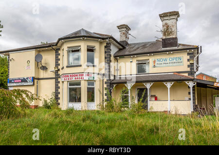 Verfallenes Trades and Labour Club in Redditch, warten auf den Abriss. Stockfoto