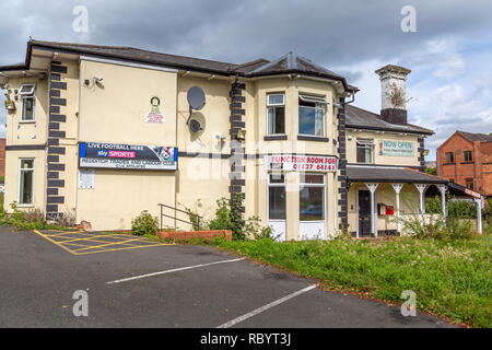 Verfallenes Trades and Labour Club in Redditch, warten auf den Abriss. Stockfoto