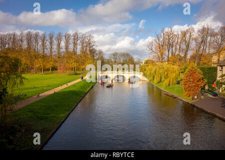 Brücke am Fluss Cam, Cambridge, im Herbst nach Norden von Garret Hostel Bridge Stockfoto