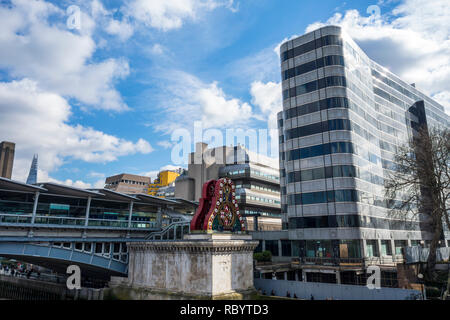 Blackfriars Railway Bridge, Reste der alten Brücke, mit Sampson Haus (Mitte) und Ludgate House (rechts), London, UK Stockfoto