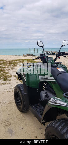 Kawasaki 4x4 am Strand in Bahamas Stockfoto