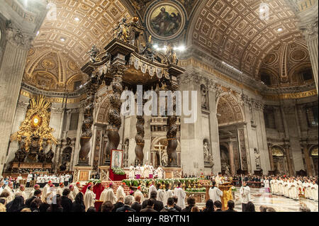 Papst Franziskus feiert die heilige Messe anlässlich des liturgischen Gedenktag Unserer Lieben Frau von Guadalupe in der Basilika von St. Peter im Vatikan: Papst Franziskus Wo: Rom, Italien Wann: 12 Dec 2018 Credit: IPA/WENN.com ** Nur für die Veröffentlichung in Großbritannien, den USA, Deutschland, Österreich, Schweiz ** verfügbar Stockfoto