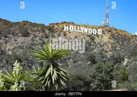 Der Hollywood Sign (ehemals Hollywoodland Zeichen) ist ein US-amerikanischer Sehenswürdigkeiten und kulturelle Ikone mit Blick auf Hollywood, Los Angeles, Kalifornien Stockfoto