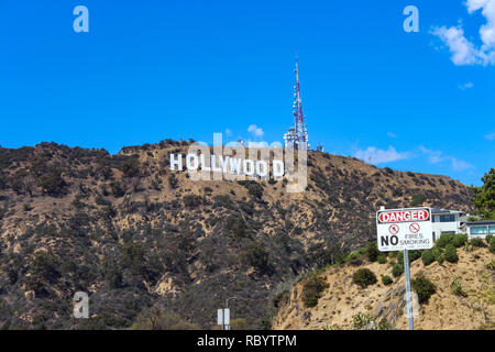 Der Hollywood Sign (ehemals Hollywoodland Zeichen) ist ein US-amerikanischer Sehenswürdigkeiten und kulturelle Ikone mit Blick auf Hollywood, Los Angeles, Kalifornien Stockfoto