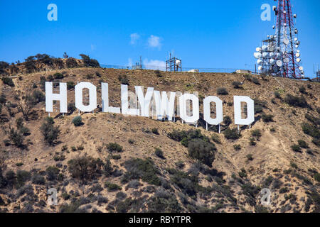 Der Hollywood Sign (ehemals Hollywoodland Zeichen) ist ein US-amerikanischer Sehenswürdigkeiten und kulturelle Ikone mit Blick auf Hollywood, Los Angeles, Kalifornien Stockfoto