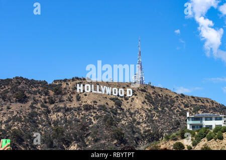 Der Hollywood Sign (ehemals Hollywoodland Zeichen) ist ein US-amerikanischer Sehenswürdigkeiten und kulturelle Ikone mit Blick auf Hollywood, Los Angeles, Kalifornien Stockfoto