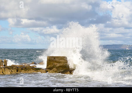 Explosion von Wasser als Wellen gegen Steine, Energie von Wave ist in einer Explosion der Wasser freigegeben. Stockfoto