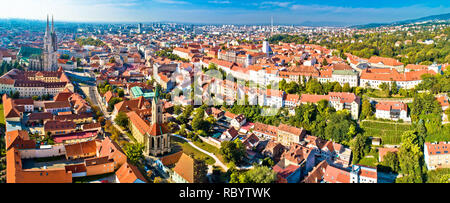 Kathedrale von Zagreb und der oberen Stadt Antenne Panoramablick, der Hauptstadt von Kroatien Stockfoto