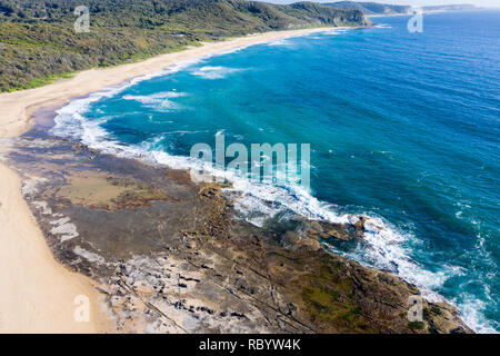 Luftaufnahme des südlichen Ende von Dudley Strand - Newcastle, Australien. Dudley Beach ist einer der vielen schönen Strände im Süden der Stadt. Newca Stockfoto