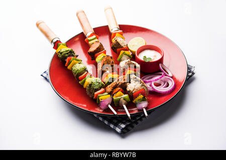 Huhn Hariyali kakab oder Malai malai Kebab serviert mit Spießen und Joghurt dip in eine Platte. selektive Fokus Stockfoto