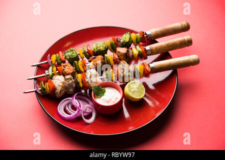 Huhn Hariyali kakab oder Malai malai Kebab serviert mit Spießen und Joghurt dip in eine Platte. selektive Fokus Stockfoto