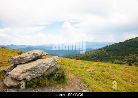 Blick auf Wiese und Berge von der Roan Hochland auf Runden Kahlen in der Nähe von Roan Mountain Stockfoto