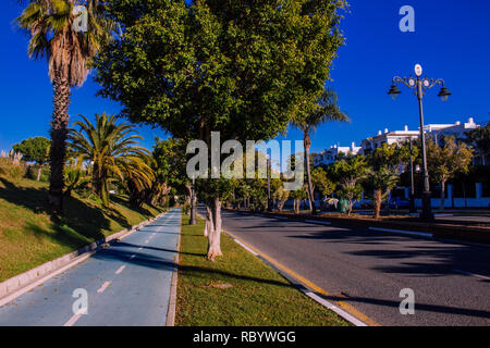 Estepona. Straße von Estepona, Andalusien, Spanien. Bild aufgenommen - vom 5. Dezember 2018. Stockfoto