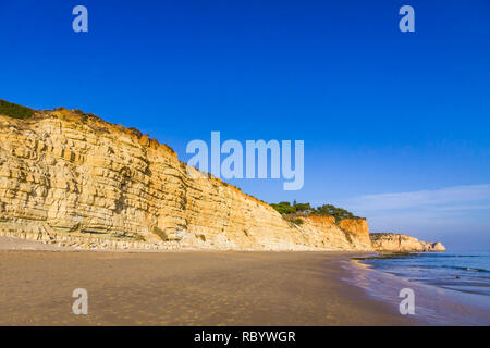 Praia do Porto de Mos, Long Beach in Lagos, Algarve, Portugal. Schönen goldenen Strand, der von beeindruckenden Felsformationen umgeben. Ist ein Favorit Stockfoto