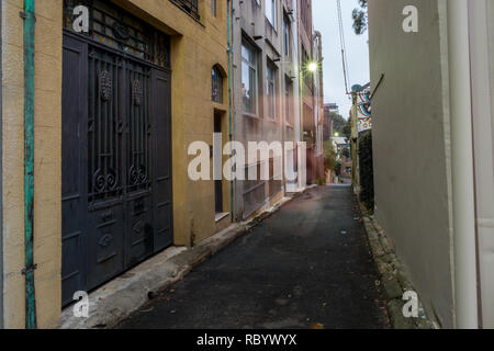 Stadt Gasse in den frühen Morgenstunden Stockfoto