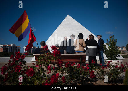 Menschen mit republikanischen Flaggen während ein Tribut im Speicher der Republikaner während des Bürgerkrieges getötet durch Kräfte der spanische Diktator Francisco Franco auf dem Friedhof San Rafel vor einem Mausoleum zum Gedenken an alle Republikaner gebaut. Stockfoto