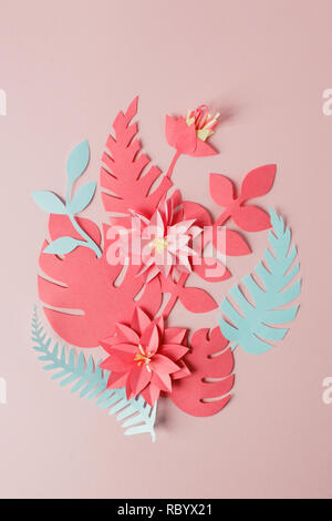Exotischen tropischen mehrfarbigem Blatt Papier Zusammensetzung, kreative Anwendung Handwerk auf einem rosa Hintergrund mit kopieren. Grußkarte. Flach, Liv Stockfoto