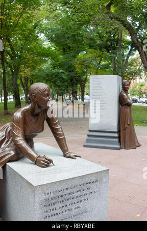 Das Lucy Stone Statue mit Abigail Adams im Hintergrund in Meredith Bergmans Boston Women's Denkmal an der Commonwealth Avenue in Boston, MA Stockfoto