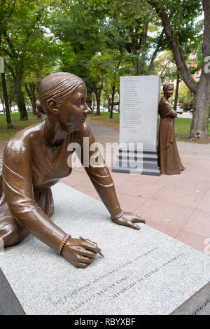 Das Lucy Stone Statue mit Abigail Adams im Hintergrund in Meredith Bergmans Boston Women's Denkmal an der Commonwealth Avenue in Boston, MA Stockfoto