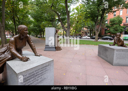 Eine Statue von Lucy Stein mit Phyllis Wheatley und Abigail Adams im Hintergrund in Meredith Bergmans Boston Women's Denkmal an der Commonwealth Avenue Stockfoto