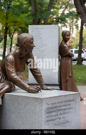 Das Lucy Stone Statue mit Abigail Adams im Hintergrund in Meredith Bergmans Boston Women's Denkmal an der Commonwealth Avenue in Boston, MA Stockfoto