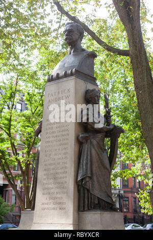 Denkmal für ehemalige Boston Bürgermeister Patrick Andrew Collins, von Henry Hudson Kitson und Theo Alice Ruggles Kitson geformt, auf der Commonwealth Avenue Mall Stockfoto