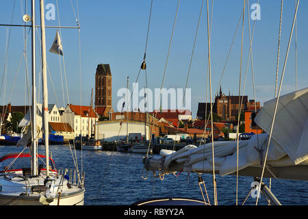 Hafen von Wismar mit Stadtpanorama, Deutschland Stockfoto