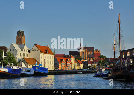 Hafen von Wismar mit Stadtpanorama, Deutschland Stockfoto