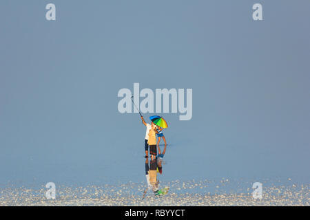 Ein Mann nimmt einen selfie Foto mit seiner Familie auf den Salzsee von Urmia See, West Provinz Aserbaidschan, Iran Stockfoto