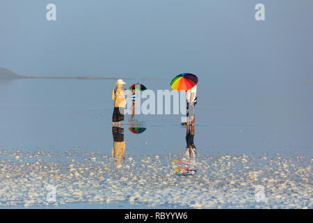 Eine Familie auf dem Salzsee von Urmia See, West Provinz Aserbaidschan, Iran Stockfoto