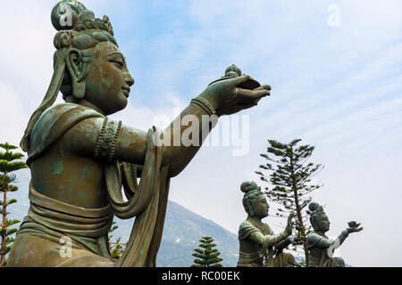 Statuen der buddhistischen heiligen Opfergaben, die dem Buddha am Tian Tan Buddha, Lantau Island, Hong Kong Stockfoto