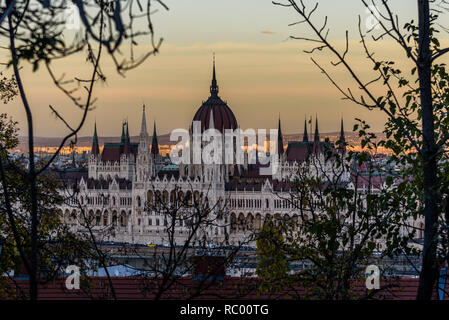 Budapester Parlament, Ungarn, gegen die untergehende Sonne, auf einen Herbst Tag Stockfoto