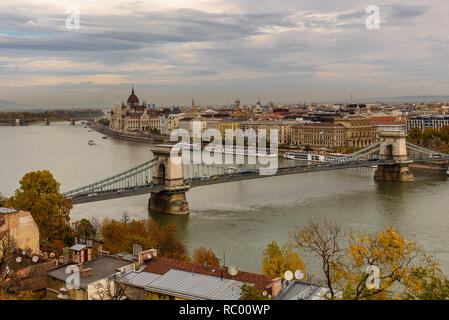 Panorama des ungarischen Parlaments und der Kettenbrücke (Szechenyi Lánchíd), über die Donau, Budapest, Ungarn Stockfoto