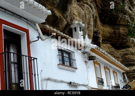 Häuser in die Klippen und Höhlen gebaut. Setenil de las Bodegas, Andalusien. Spanien Stockfoto