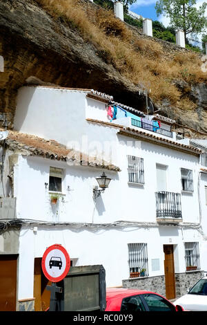 Häuser in die Klippen und Höhlen gebaut. Setenil de las Bodegas, Andalusien. Spanien Stockfoto