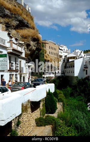 Häuser in die Klippen und Höhlen gebaut. Setenil de las Bodegas, Andalusien. Spanien Stockfoto