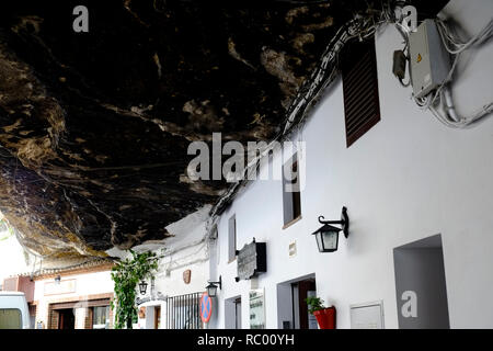 Häuser in die Klippen und Höhlen gebaut. Setenil de las Bodegas, Andalusien. Spanien Stockfoto