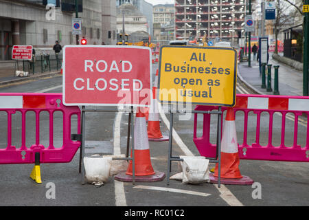 Straßensperrung und Zeichen auf Street, Birmingham UK Stockfoto