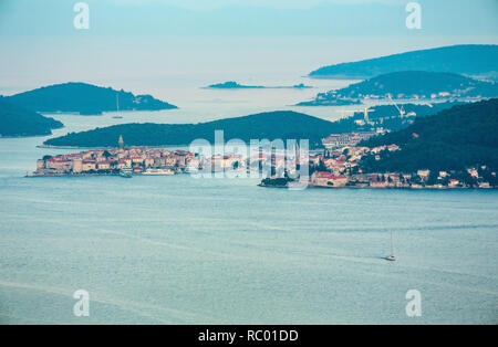 Abend Sommer Küste, Kroatische Inseln und Korcula Stadt am Meer (Blick von der Halbinsel Peljesac, Kroatien). Stockfoto