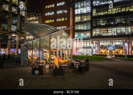 Brindley Place oder BrindleyPlace, Birmingham City Centre in der Nacht, Großbritannien Stockfoto