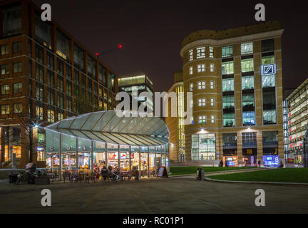 Brindley Place oder BrindleyPlace, Birmingham City Centre in der Nacht, Großbritannien Stockfoto