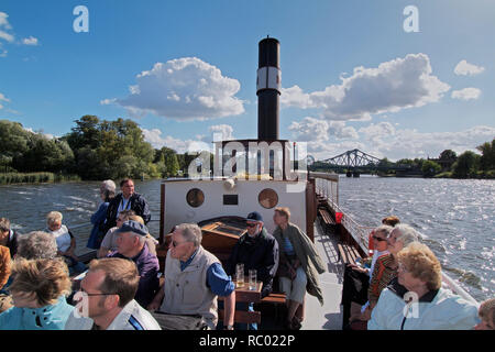 Historisches Dampfschiff "Gustav" auf der Havel, HG Glienicker Brücke, Verbindung Berlin - Potsdam über die Havel, im 'Kalten Krieg' Agentenaustausch Stockfoto