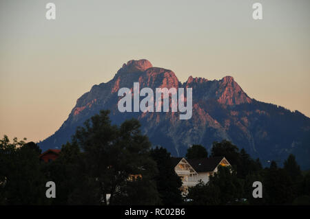 Der Berg Säuling in der Nähe von Füssen Blick aus dem Hopfen See beim Sonnenuntergang mit roten Felsen Stockfoto