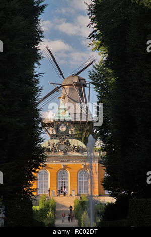 Neue Kammern, Gästeschloss des Strapaziert Sanssouci mit Bockwindmühle, Potsdam, Brandenburg, Deutschland, Europa | Neue Räume, Neue Kammern, guestcas Stockfoto