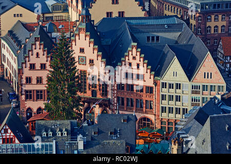 Luftaufnahme der traditionellen Architektur mit Weihnachtsbaum im Römer Frankfurt Stockfoto