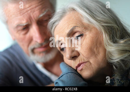 Portrait von niedlichen traurig senior Paar zu Hause posieren Stockfoto