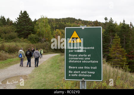 Ein Schild warnt der Bären in Forillon National Park auf der Gaspé Peninsual von Quebec, Kanada. Es informiert die Wanderer, Distanz zu halten. Stockfoto